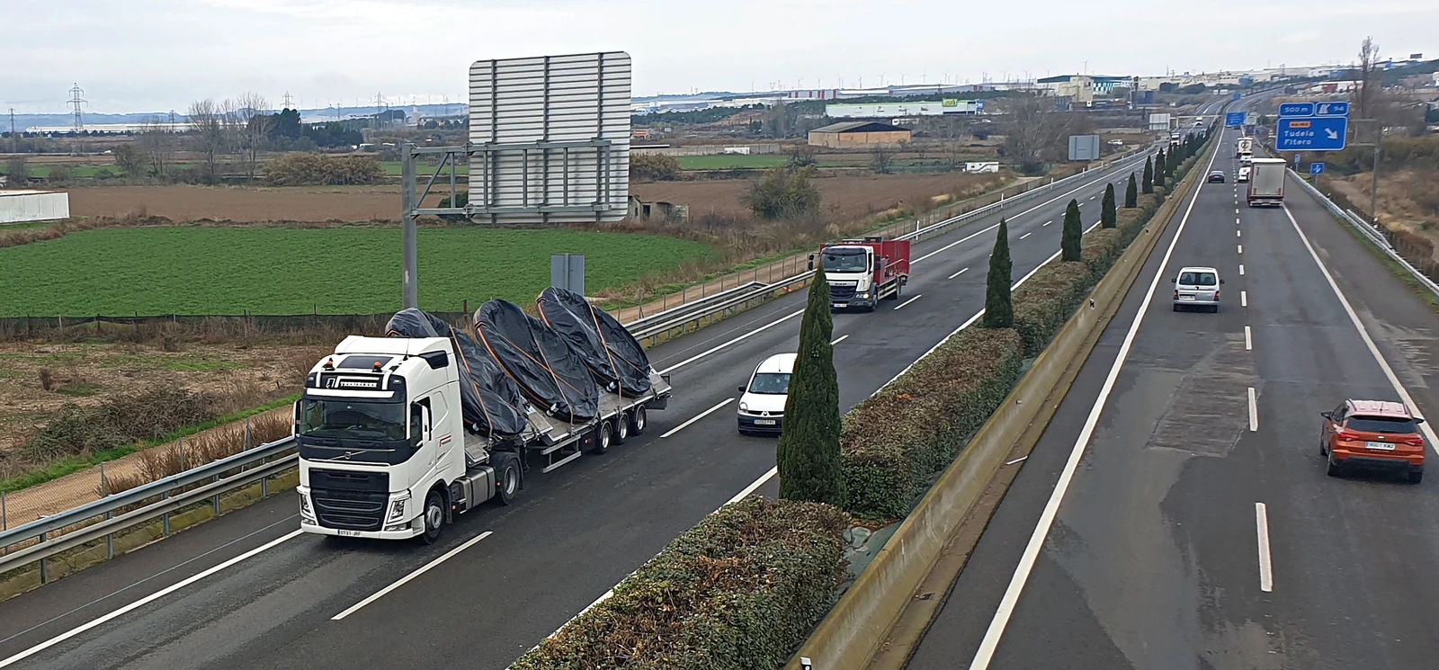 Camiones de mercancías circulando por la autovía A-68 junto a Tudela, Navarra, España